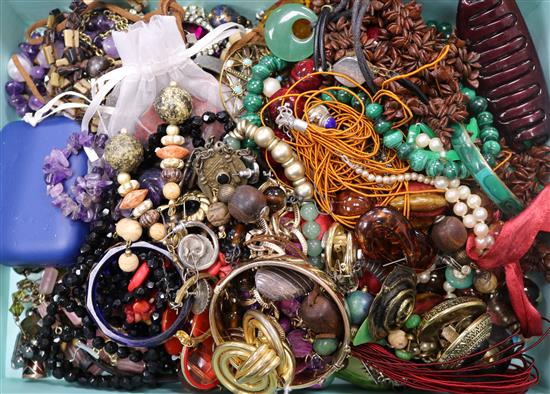 A quantity of assorted costume jewellery.